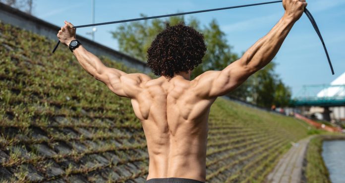 Bodybuilder s'étire